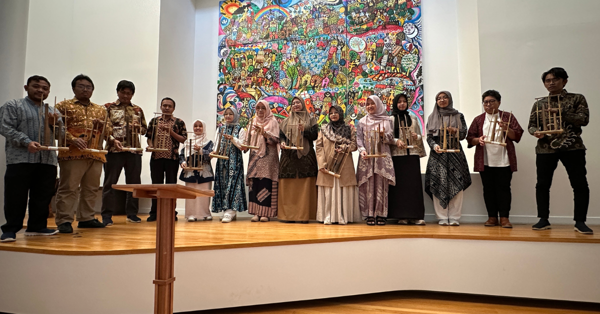 Students holding the angklung 